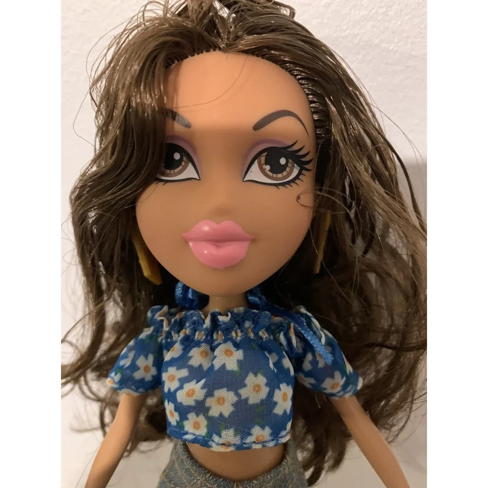 MGA Bratz Doll Hello My Name is Yasmin 2015 Flower Shirt, Jeans, Shoes Earrings